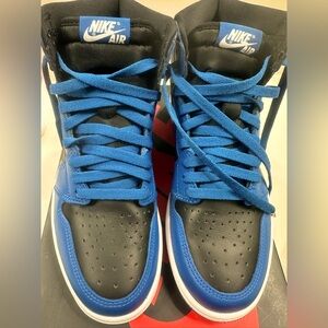 Dark Marina Blue/White/ Black
Size M 7.5 / W 9
Shoes
Style 555088-404